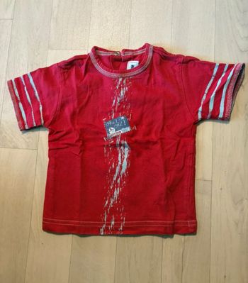 T-shirt  12 mois rouge sucré d’orge dessin bleu clair manches courtes