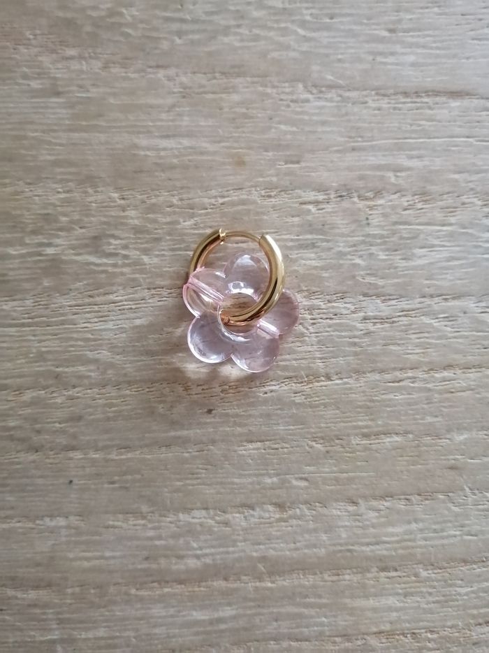 Boucles d'oreilles anneaux dorés en acier inoxydable avec fleur rose claire transparente neuves - photo numéro 3