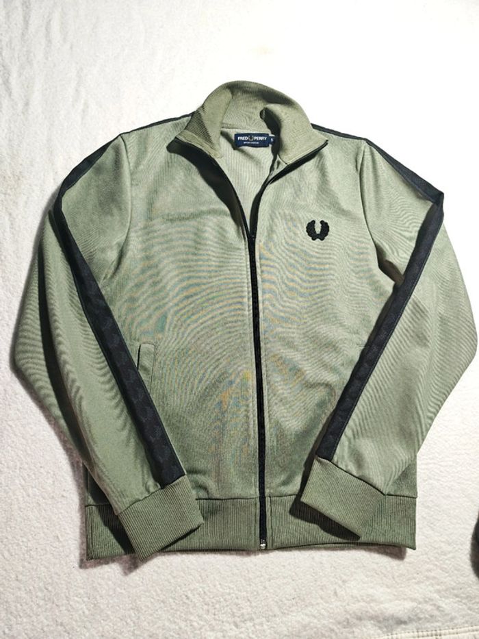 Magnifique veste de survêtement Fred Perry en taille S, couleur kaki.