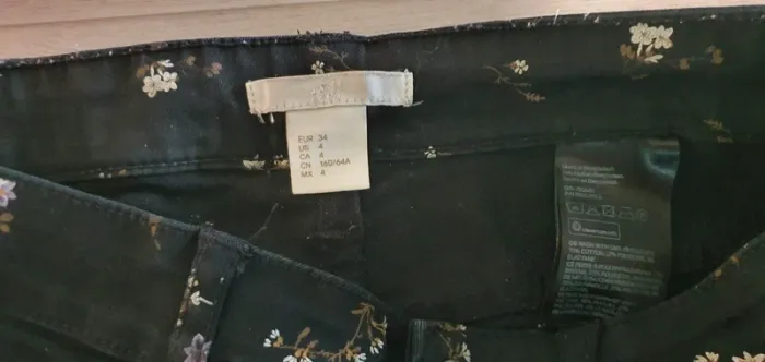 Jean noir fleurs H&M 34 - photo numéro 2