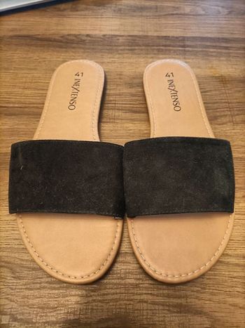 Claquettes uni noir simple