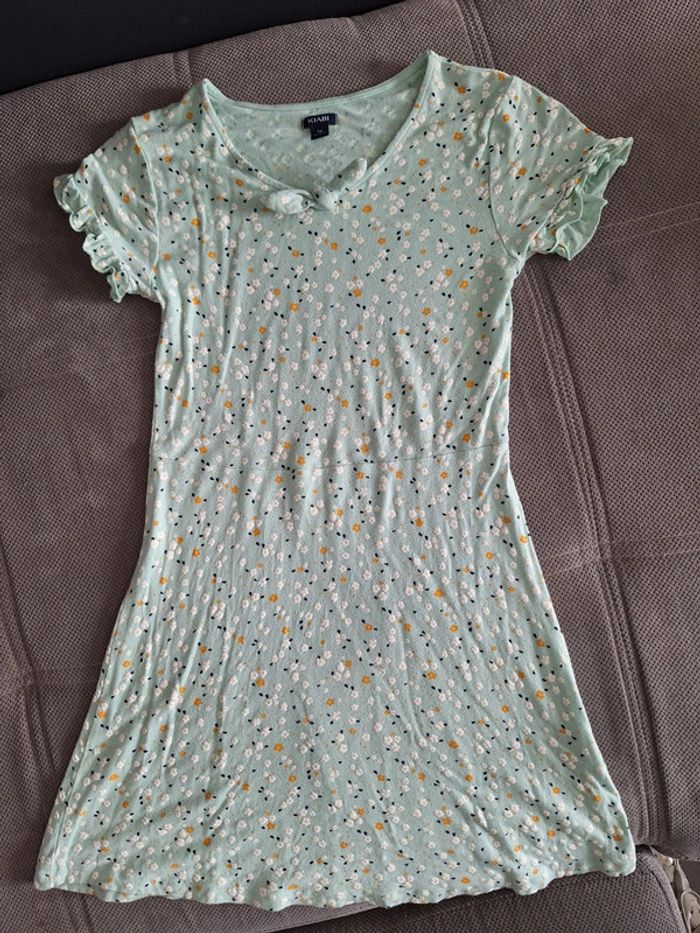 Robe verte à fleurs