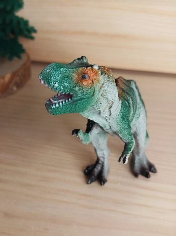 Figurine dinosaure vert