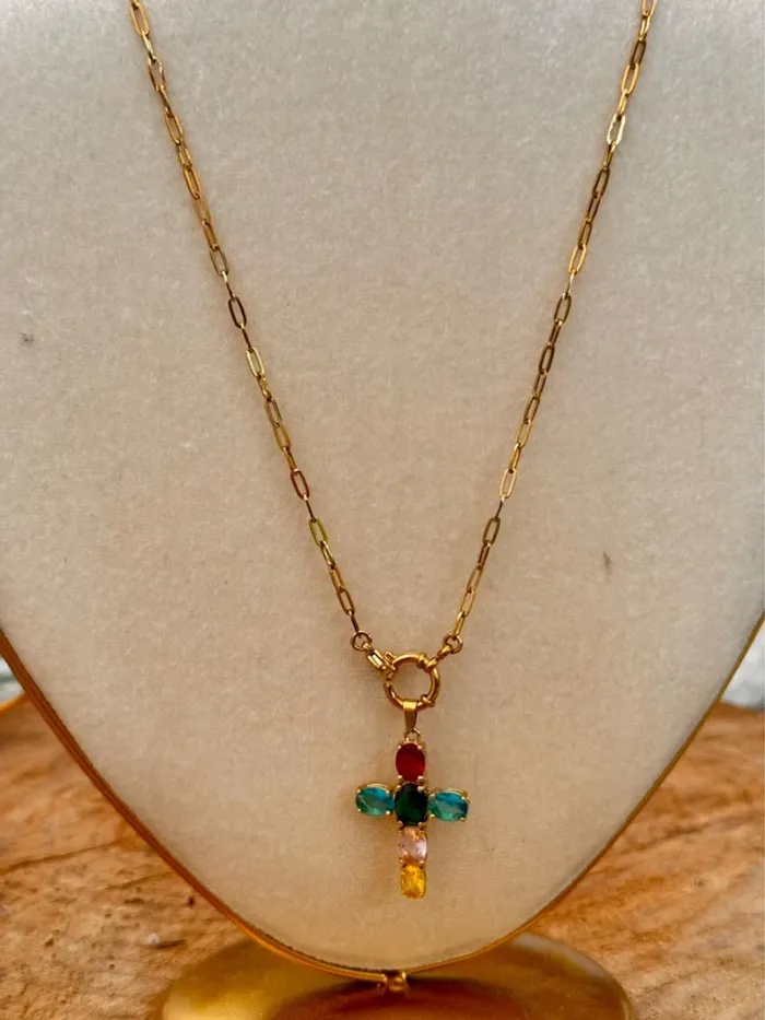 Collier mailles larges acier inoxydable or fermoir bouée grosse croix cristaux couleurs