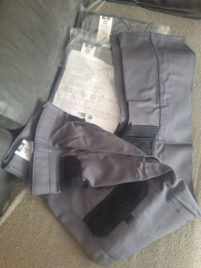 Lot de 3 pantalons de travail neufs avec étiquettes - photo numéro 3