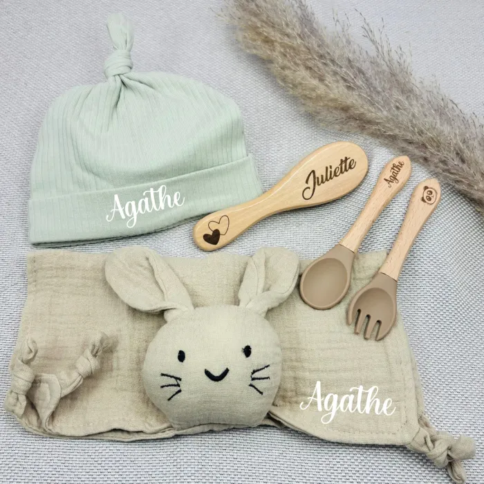 Coffret Naissance Bébé Personnalisé – Doudou Lapin, Bonnet, Brosse & Couverts - photo numéro 4