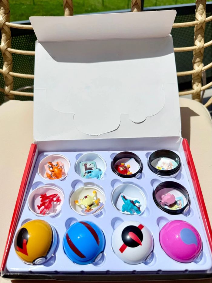 Boîte surprise 12 mini Pokéballs avec figurines Pokémon - photo numéro 3