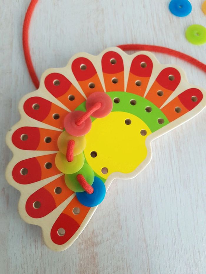 Lacing peacock jeu de laçage en bois Hape - photo numéro 6