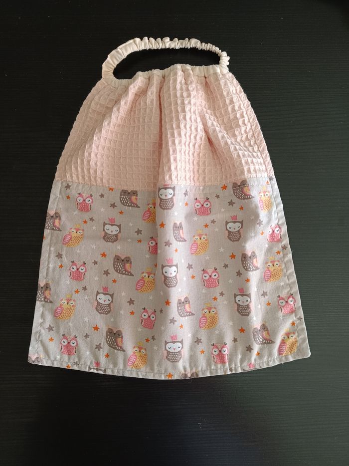 Serviette de table élastiquée, forme bavoir , fille , pour cantine école maternelle