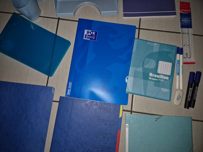Fournitures scolaires bleues - photo numéro 3