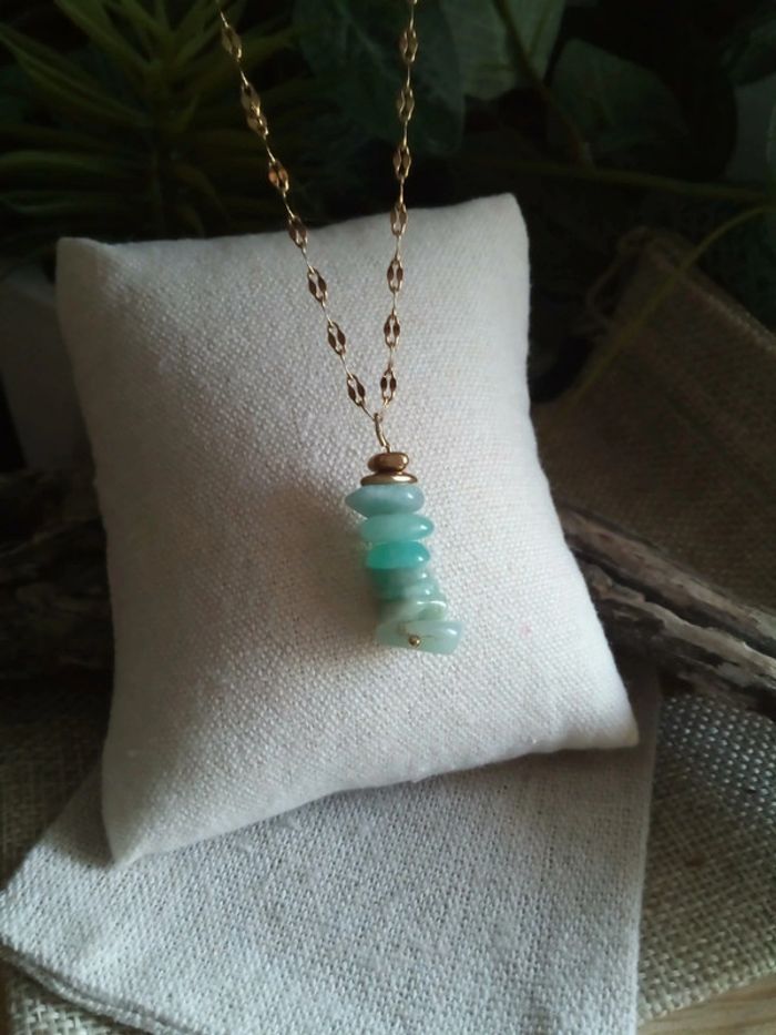Collier pendentif en pierres d'amazonite