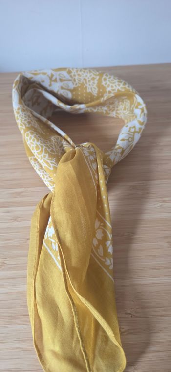 Foulard tape a l oeil neuf 