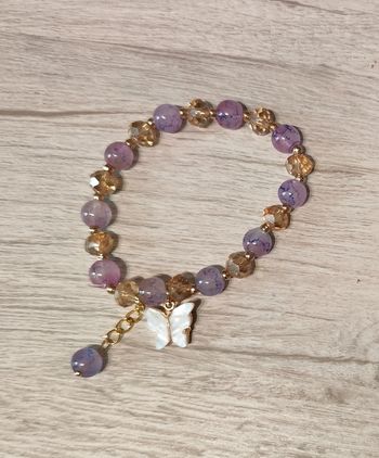 Bracelet élastique avec perles lilas et pendentif papillon doré et résine lila