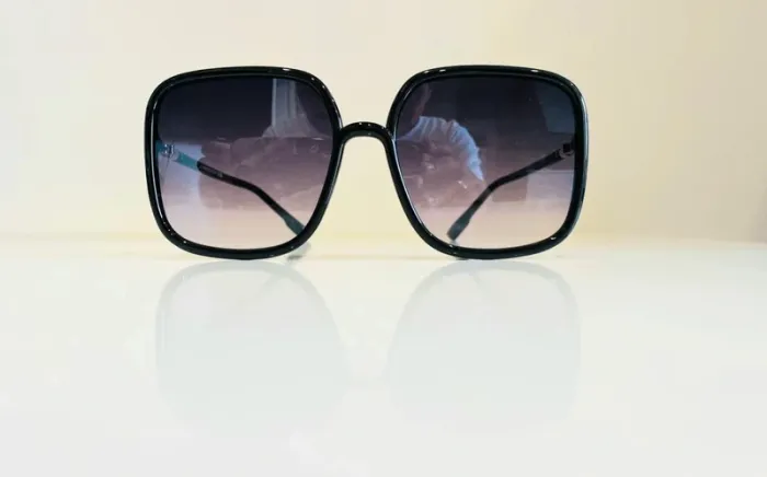 Lunette de soleil femme carrée noire et dorée verres dégradés UV protection catégorie 3 - photo numéro 2