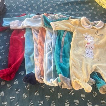 Lot de 6 pyjamas 1 mois en bon état