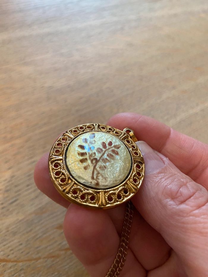 Collier médaillon en laiton ouvragé émail nacré - photo numéro 11