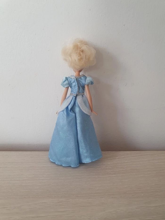 Petite poupée Cendrillon - Disneyland paris - photo numéro 2