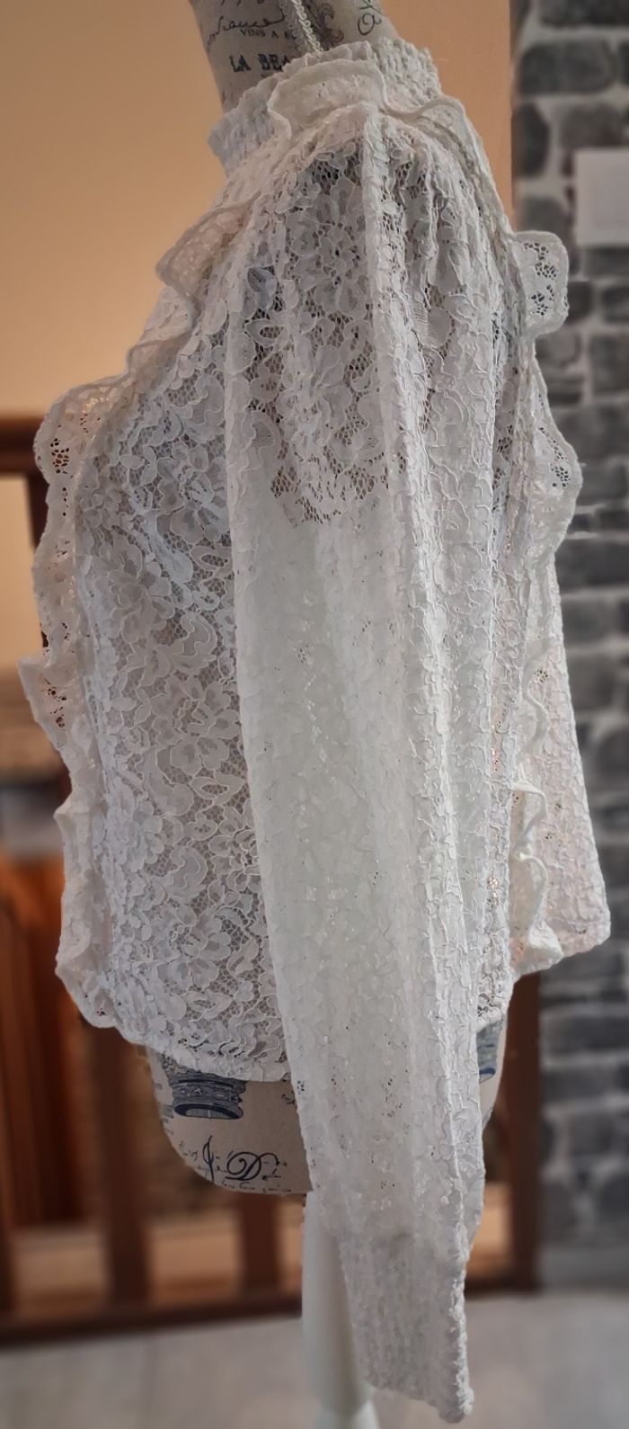 Blouse blanche courte tout en dentelle - photo numéro 4