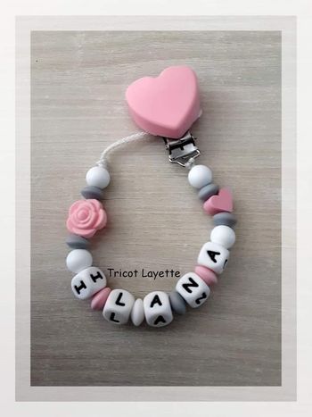 Attache tétine fleur