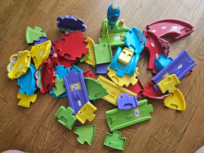 42 pieces circuit tut tut bolides + le feu tricolore
Très bon état