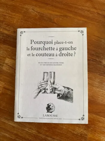 Livre, pourquoi place-t-on la fourchette à gauche et le couteau à droite ?