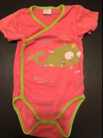 Body  trop  mignon  DPAM taille 12  mois en  parfait état