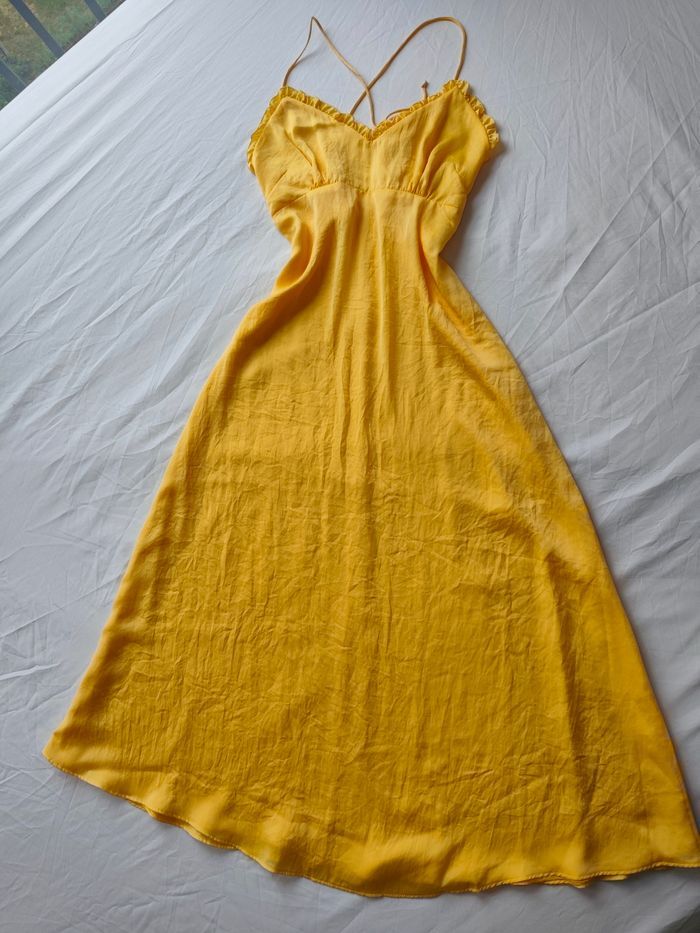 Robe satiné jaune maje neuve - photo numéro 2