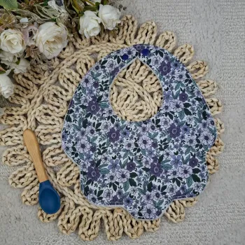 Bavoir forme fleur motif liberty violet