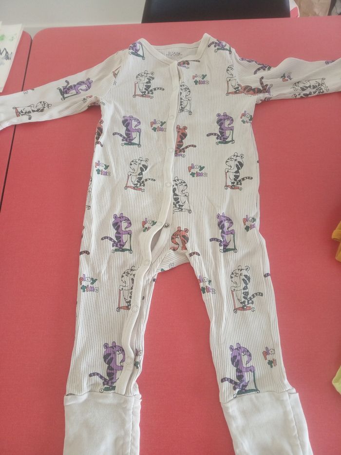 Lot body/ pyjama 18/24/36 mois - 23 pièces - photo numéro 2