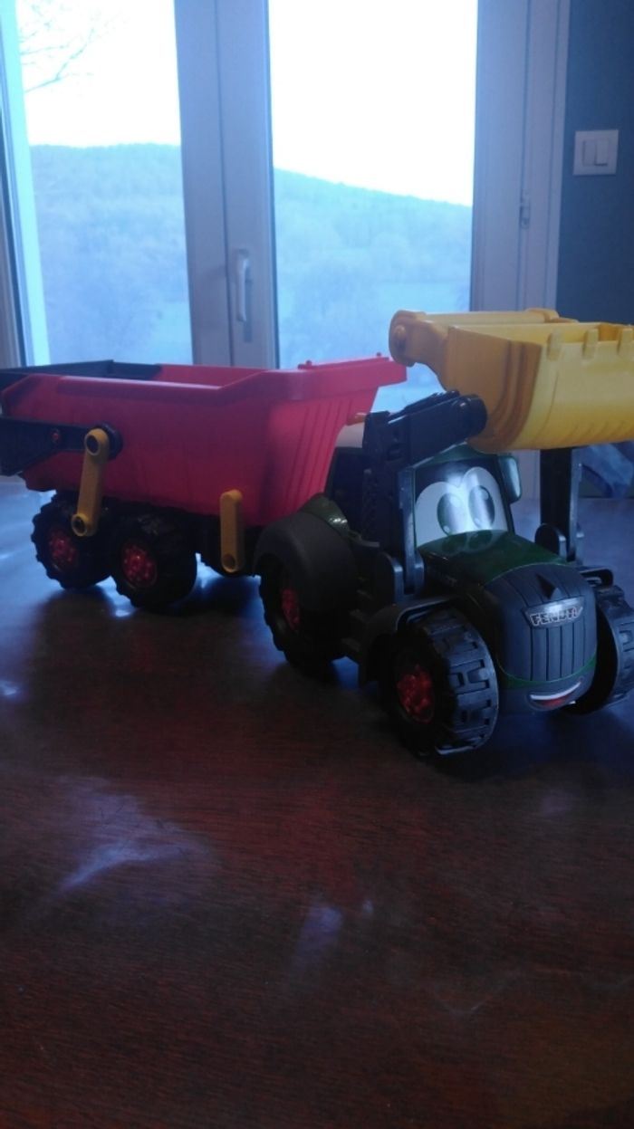 Tracteur son et lumière avec remorque