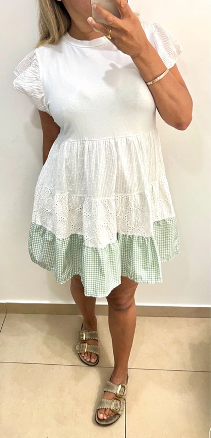 Robe courte avec volant Taille 38