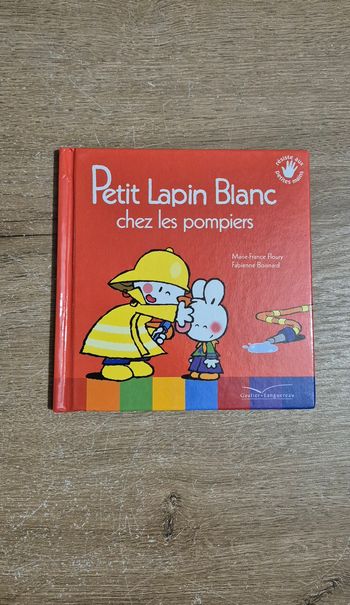 Petit Lapin Blanc chez les pompiers 