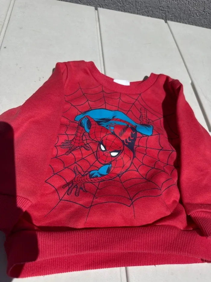 Pull Spiderman taille 9/12 mois 80cm