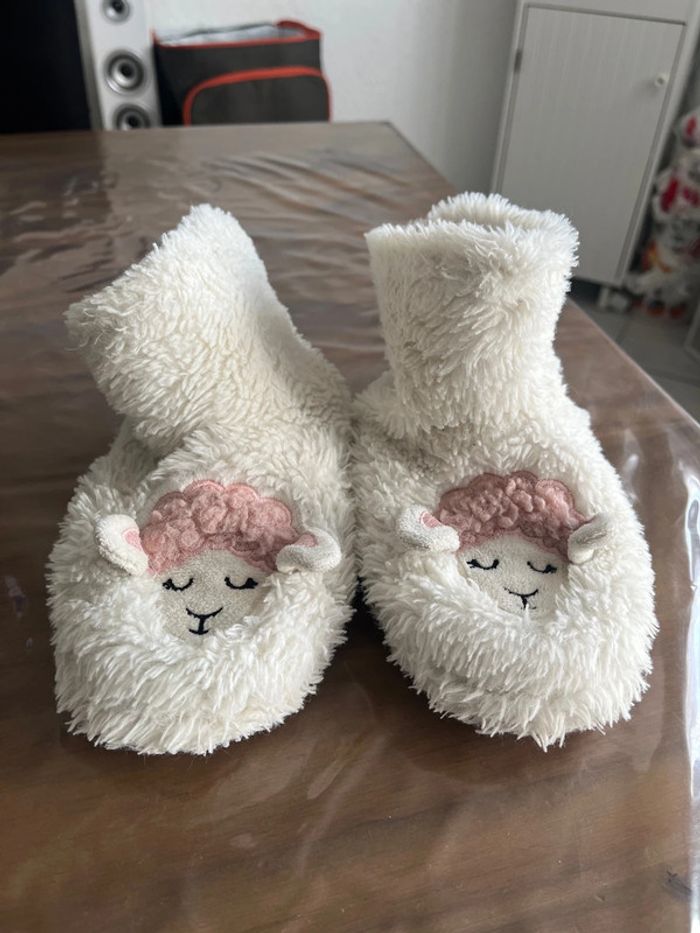 Chaussons montant motifs mouton pointure 28 / 29 - photo numéro 3