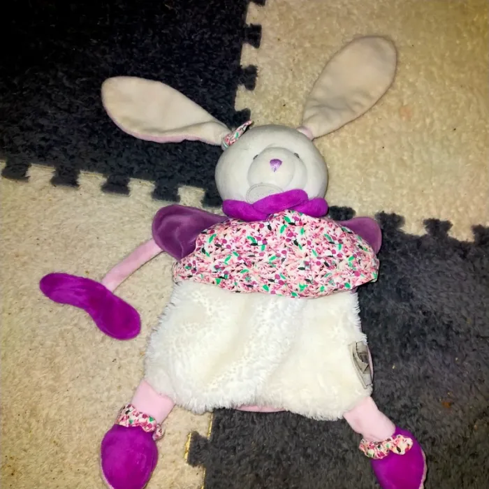 Doudou et compagnie marionnette Lapin Cerise blanc rose fleurs