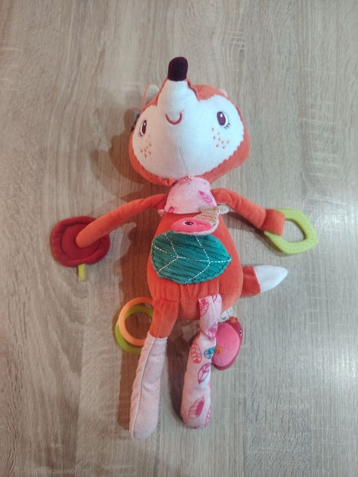 Alice la renarde peluche d'activités de la marque lilliputiens