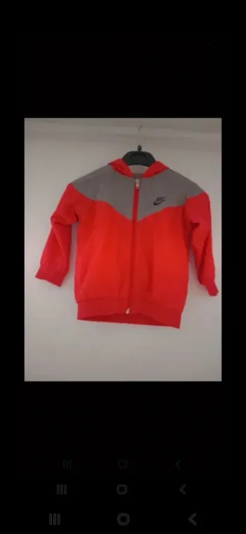 Veste Nike rouge/grise taille 2 ans