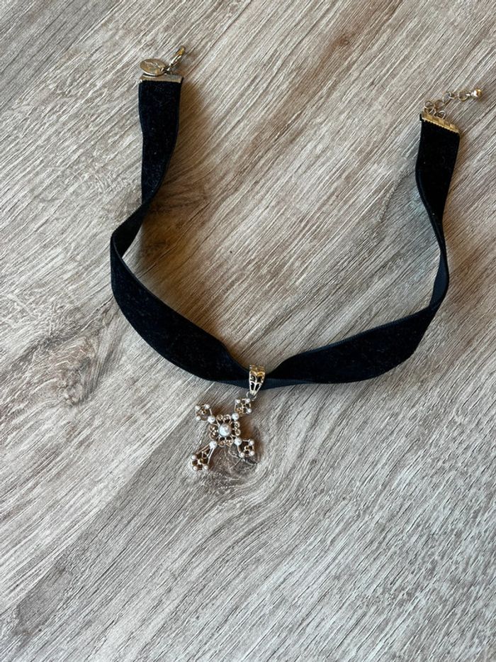 Collier en velours avec croix perlé