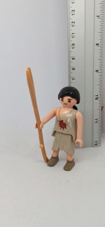 Femme de cromagnon avec lance playmobil