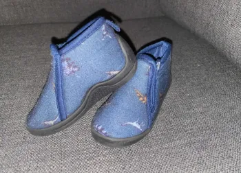 Chaussons bleus dinosaures Kiabi taille 21