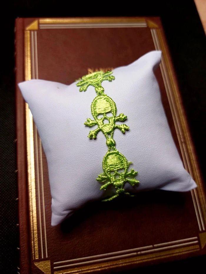 Magnifique bracelet ajustable en tissu broderie verte tête de mort