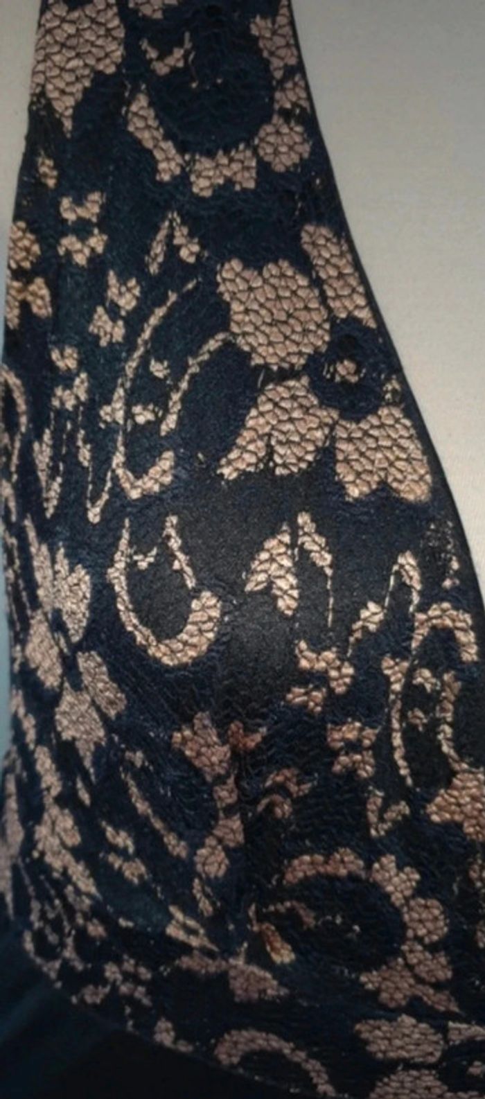 Robe dentelle noire et doré - photo numéro 3
