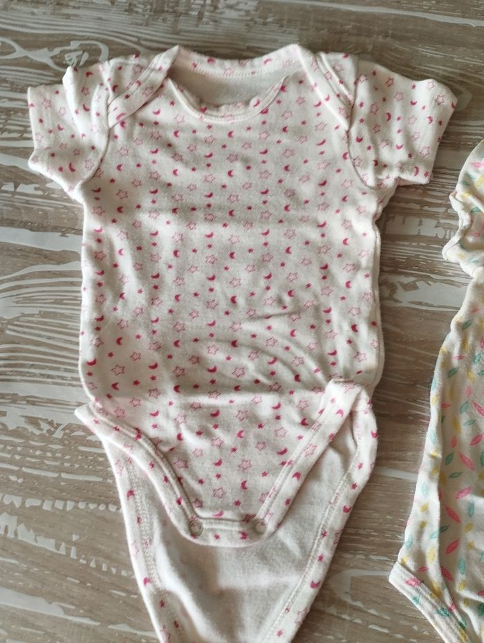 2 bodies manches courtes 6 mois - photo numéro 2