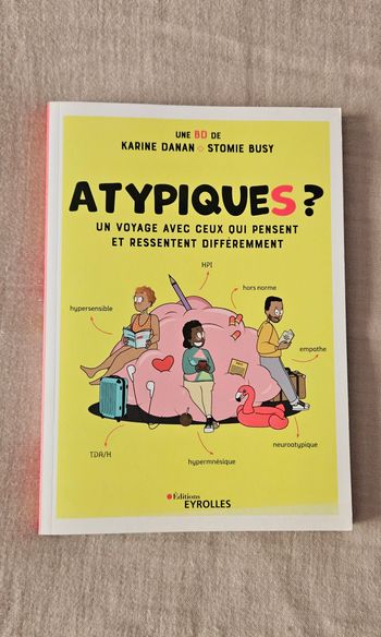 Livre BD - Atypiques ? Un voyage avec ceux qui pensent et ressentent différemment – Eyrolles – Neuf