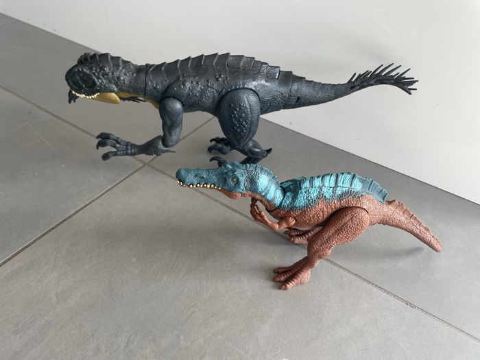 Lot de 2 dinosaures Jurassic World Figurine  Piles à change - photo numéro 2