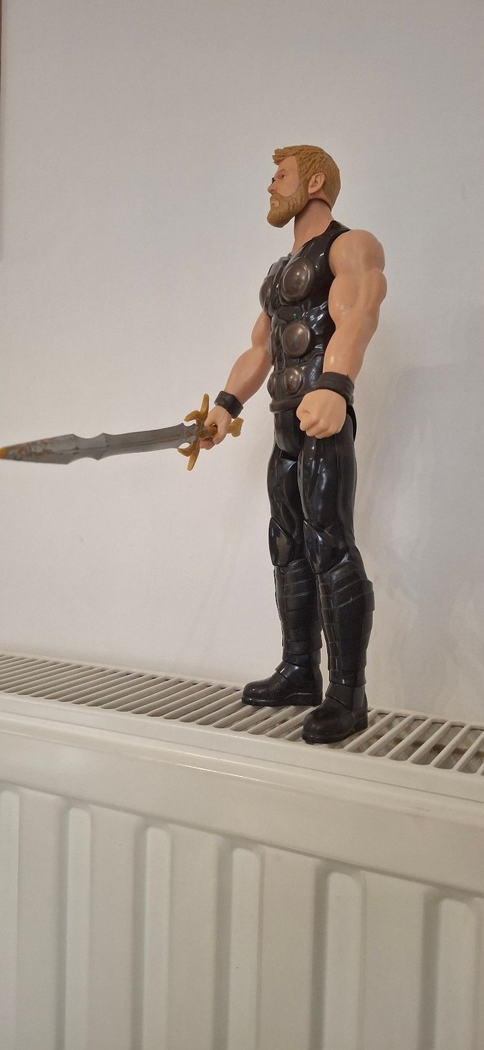 Figurine Marvel – Thor 30 cm (avec épée dorée) - photo numéro 3