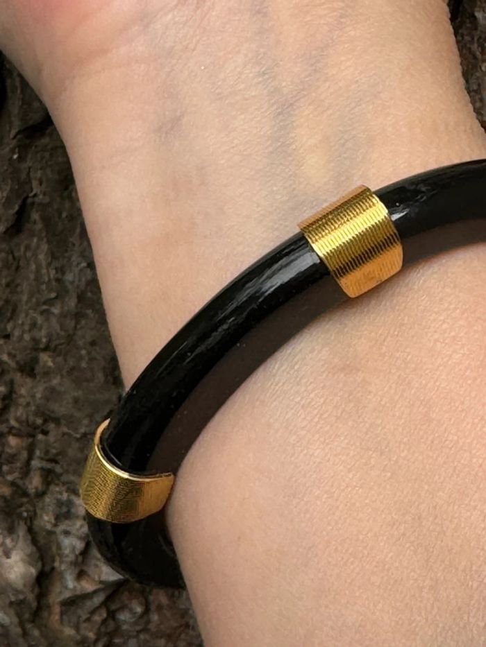 Jonc taille M 6,5 cm de diamètre résine noire et acier inoxydable or Mile Mila - photo numéro 8