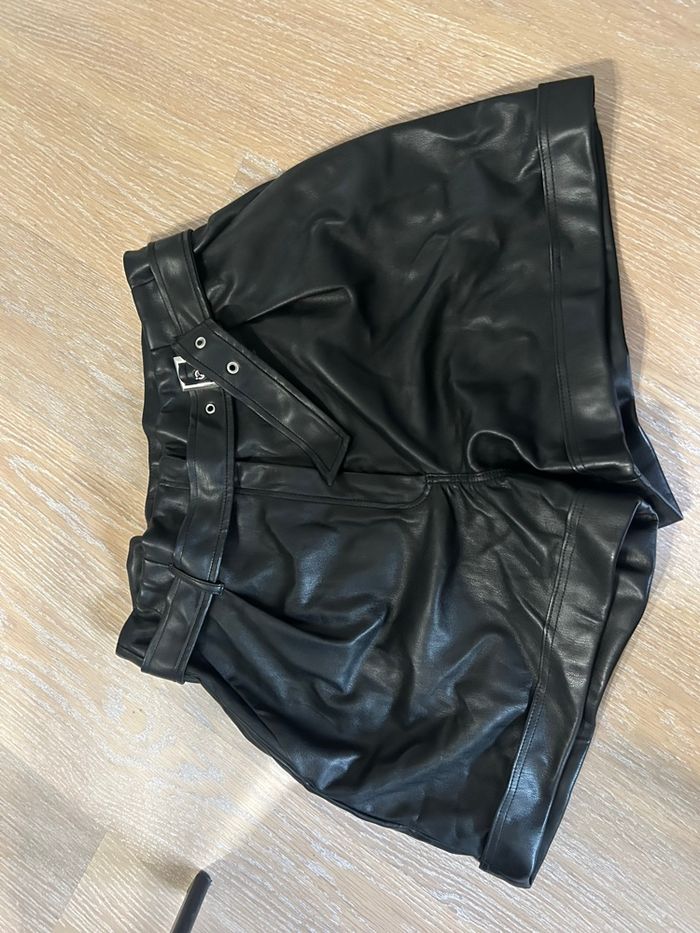 Short  en cuir avec ceinture