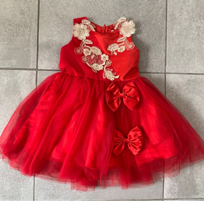Jolie robe rouge avec broderies dorées 2/3 ans