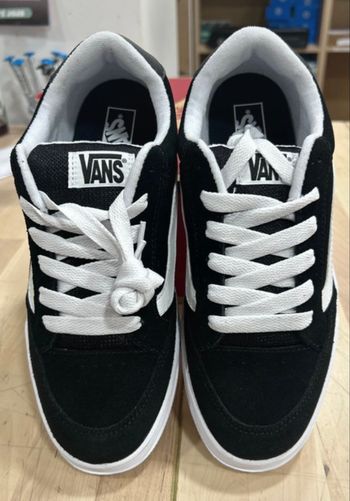 Vans Hylane noires blanches neuves – taille 38 avec boîte